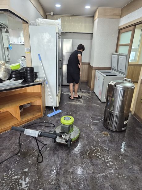 매장 바닥 기계 세척, 작업 중