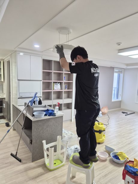 입주 청소 전등 위 세척, 작업 중