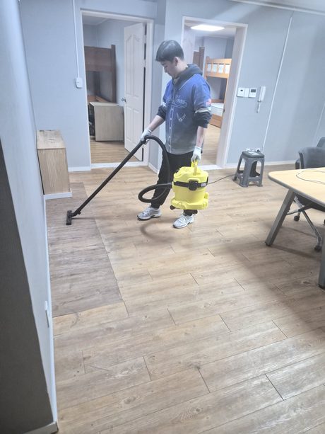 업소용 진공 청소기로 바닥 청소, 작업 중